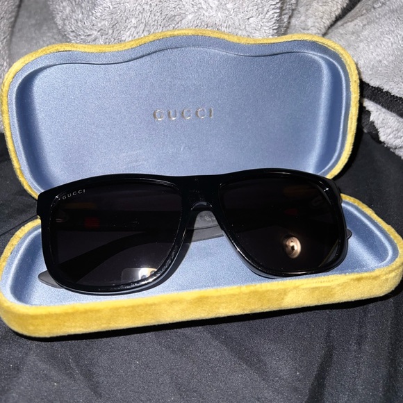 Gucci sunglasses has minor scratching on frame over all good condition - Picture 2 of 5